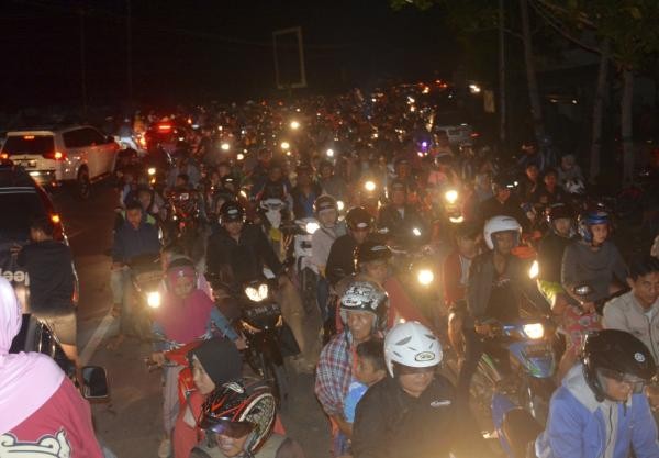 地震發生後人們騎摩托車向高地轉移。（圖源：互聯網）