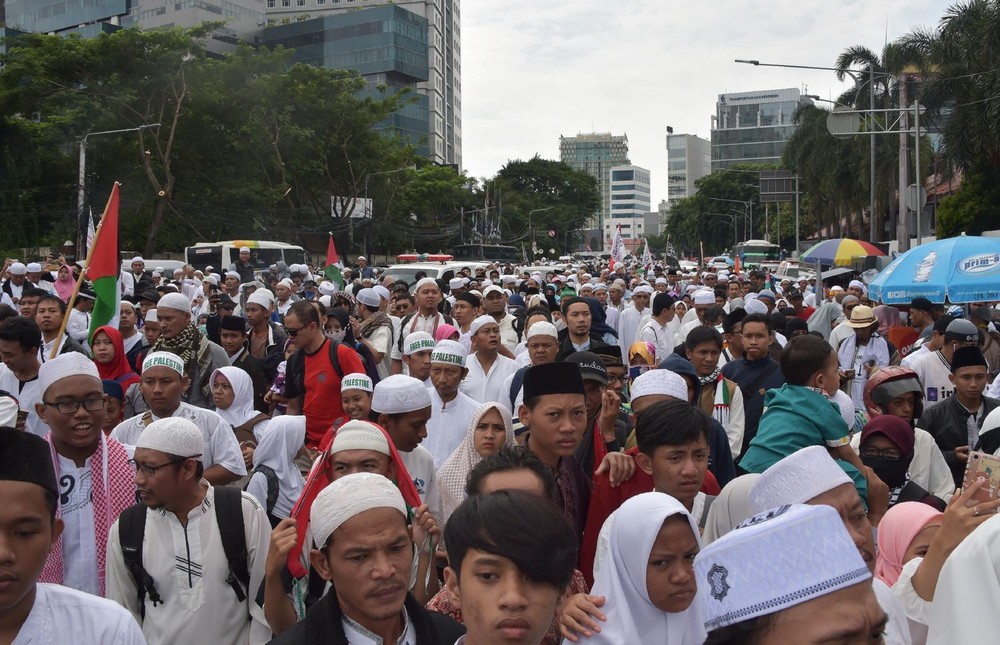 印尼人民在雅加達遊行抗議。（圖源：AFP）