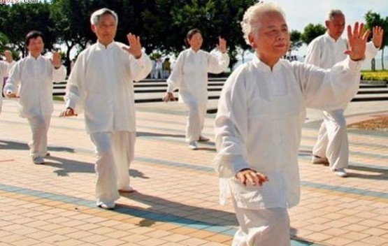 適當運動可提高老人的平衡能力。（示意圖源：互聯網）