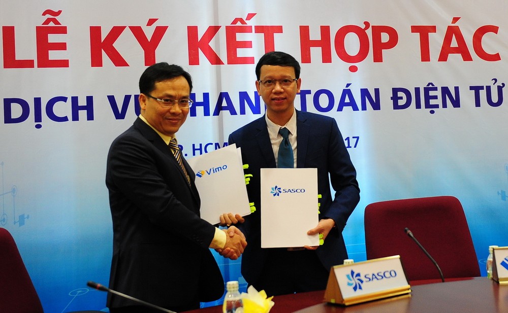 SASCO 副總經理阮文雄強(左)與 VIMO 技術股份公司代表簽訂電子付款服務應用 合作文件。