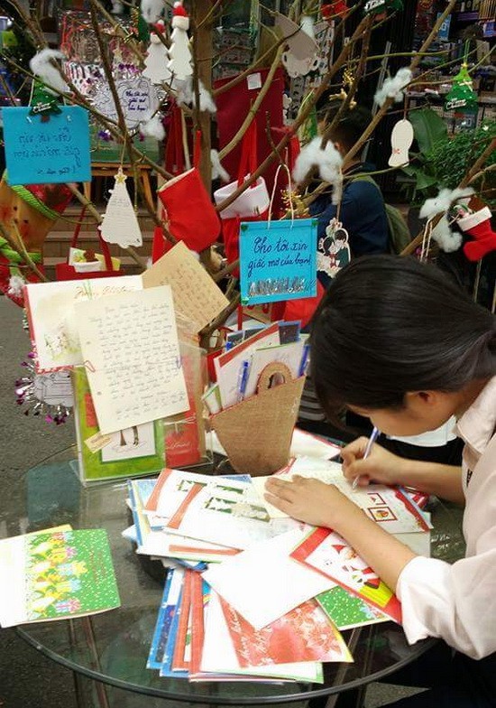 學生在書香街設計聖誕卡。