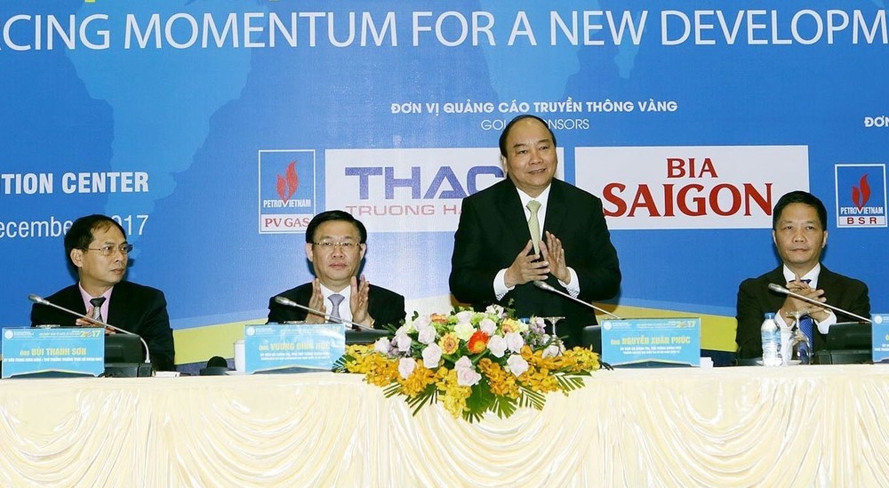 政府總理阮春福(右二)在2017越南國際經濟融入論壇上致開幕詞。