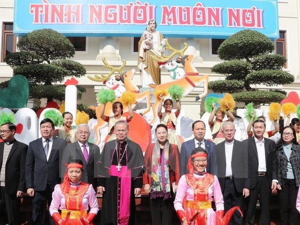 國會主席阮氏金銀(第二排中)與清化省大主教、各主教、神職人士及教徒合照。（圖源：越通社）