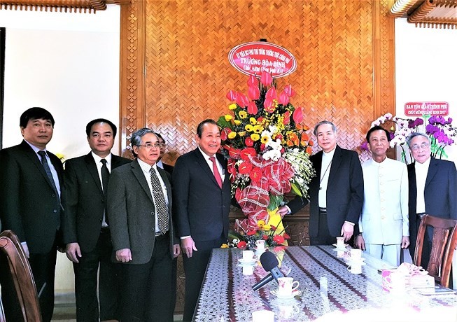 政府常務副總理張和平(左四)與崑嵩省總教區主教和各神職人士合照。（圖源：VGP）