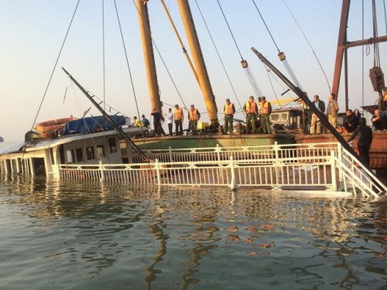 “鴻隆3109”號遊船遭駁船碰撞後沉沒。（圖源：武豆）
