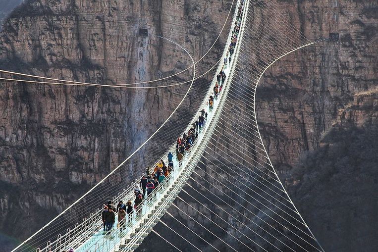 遊客在紅崖谷景區玻璃橋上行走體驗。（圖源：新華網）