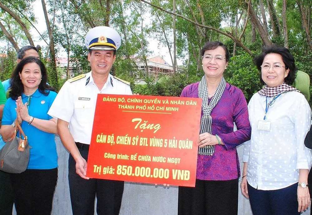 人民議會主席阮氏決心(右二)向第五區海軍司令部贈送禮物，包括價值8億5000萬元潔淨水塔。