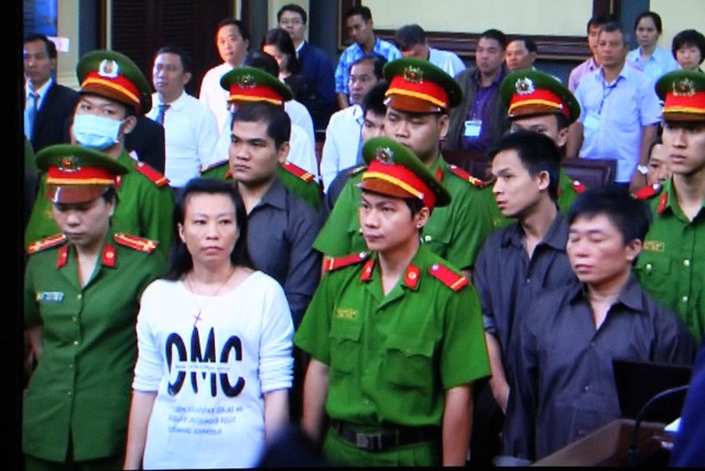 反人民政府團夥的16名被告在初審法庭上受審。