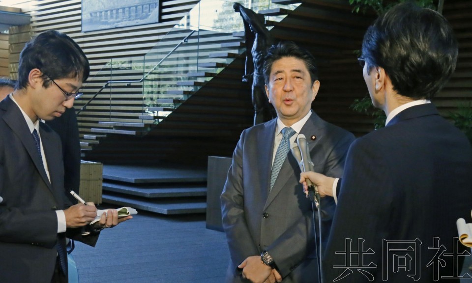 日本首相安倍晉三在接受媒體採訪。 （圖源：共同社）