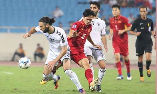 越南男足隊（深色衣）躍升１３位。
