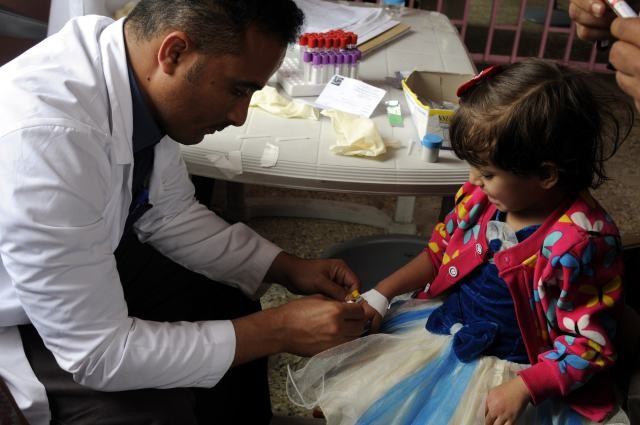 圖為2017年8月17日，在也門首都薩那的一家醫院，醫生為一名感染霍亂的兒童採血。 （圖源：新華社發/穆罕默德攝）