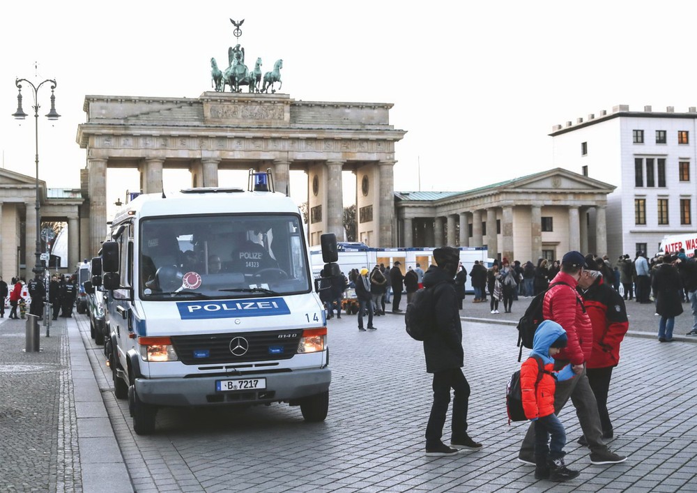 德國首都柏林一輛警車停在勃蘭登堡門前加強安保措施。（圖源：新華網）