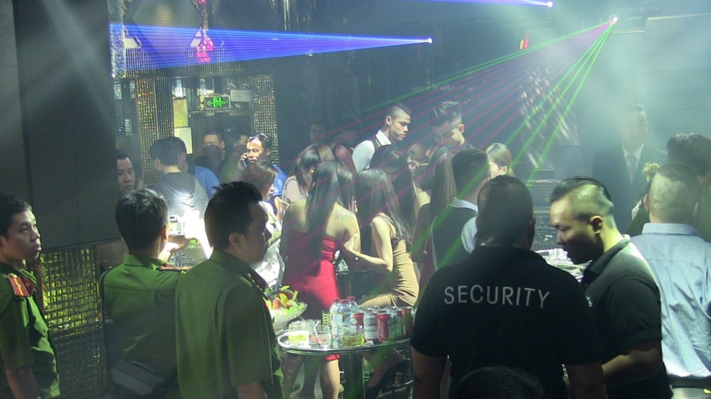昨(30)日凌晨30分許，公安突檢212 Club 酒吧。（圖源：明慧）