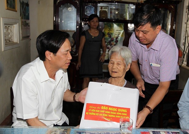 勞動榮軍與社會部長陶玉容(左)向越南英雄母親段氏清贈送禮物。（圖源：PV）