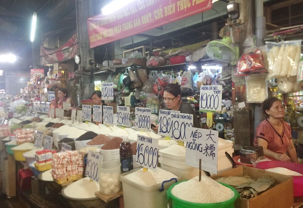 白鐵街市有眾多華人商販，經營多種不同的貨品。