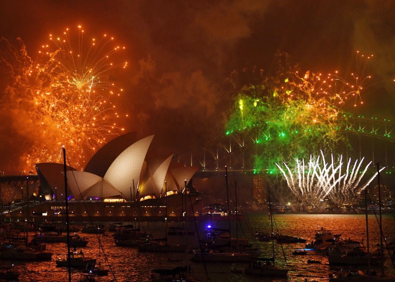 煙花閃耀澳洲悉尼港大橋。（圖源：AP）