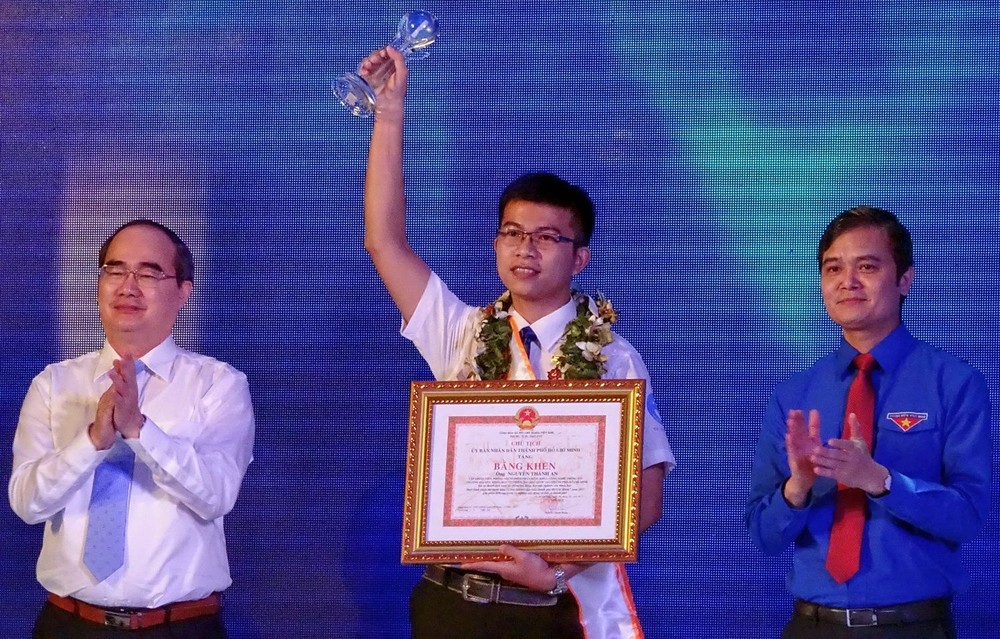 市委書記阮善仁(左)頒發獎狀給模範年輕公民。