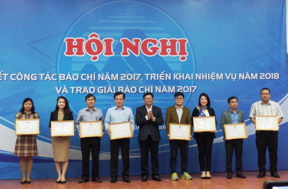 峴港市委常務副書記武功智(中)向對峴港市有貢獻的新聞工作者頒發獎狀。（圖源：黃山）