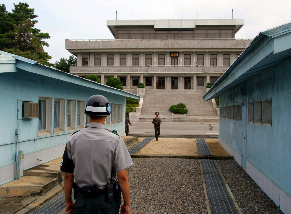 在朝鮮半島中部的板門店，一名韓國憲兵（左）和一名朝鮮人民軍士兵分別在軍事分界線兩側執勤。（圖源：新華網）