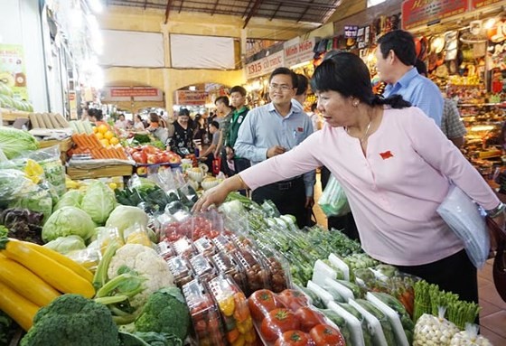 市人委會最近批准了本市確保食品安全試行市場模型項目。圖為濱城市場的某一蔬果攤。（圖源：黃雄）