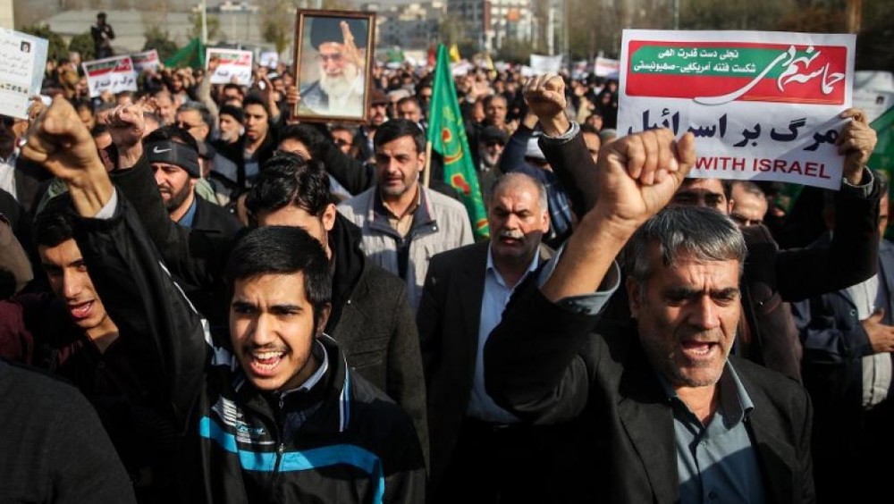 反政府遊行後，親政府的伊朗民眾上街遊行。（圖源：AFP）