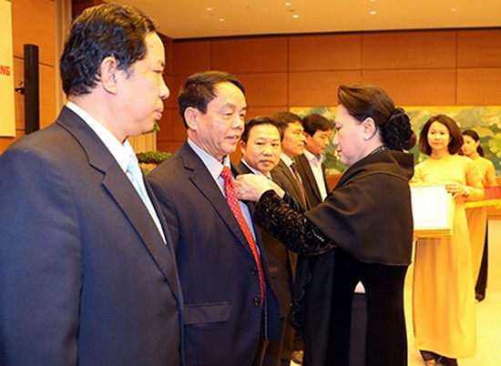 國會主席阮氏金銀向國會辦公廳機關黨部的黨員授予40年、30年黨齡紀念章。（圖源：仲德）