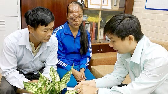 大水鑊醫院社會工作科工作人員深入瞭解患者阮氏莊的家庭環境， 以想辦法向她伸出援手。