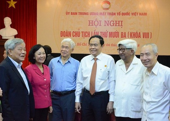 中央民運部長張氏梅（左二）、越南祖國陣線中央委員會主席陳清敏（左四）與各代表交流。