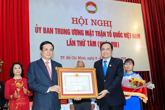 原越南祖國陣線中央委員會副主席黎柏程(前左)獲頒授三等獨立勳章。（圖源：光榮）