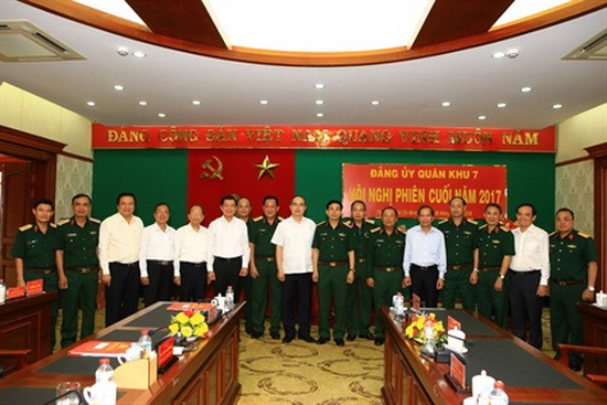 國防部副部長潘文江上將同與會代表合照。（圖源：第七軍區新聞網）