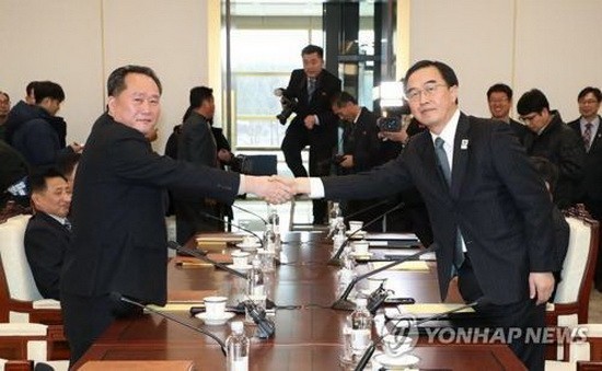 1月9日上午，在板門店，統一部長官趙明均(右)和朝鮮祖國和平統一委員會委員長李善權在會談前握手。 （圖源：韓聯社）