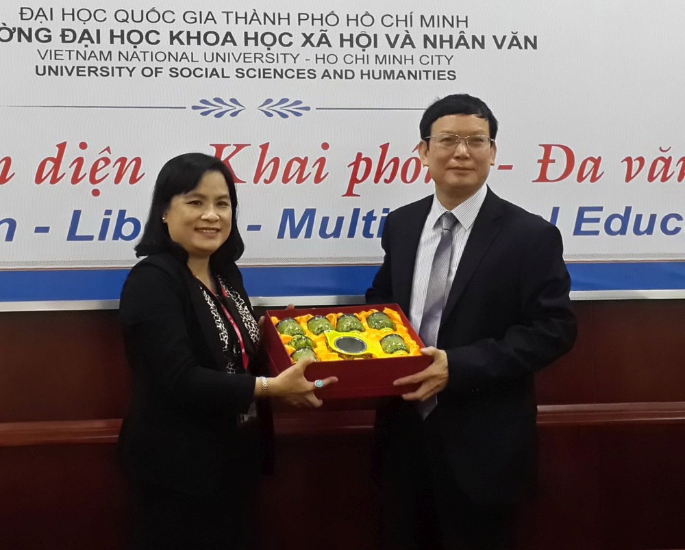 廣西外國語學院向市人文社會科學大學副校長吳氏芳蘭(左)贈送紀念品。