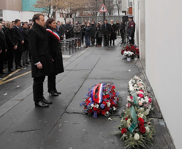 法國總統馬克龍出席３年前猶太超市恐襲事件遇難者的紀念儀式。（圖源：AFP）