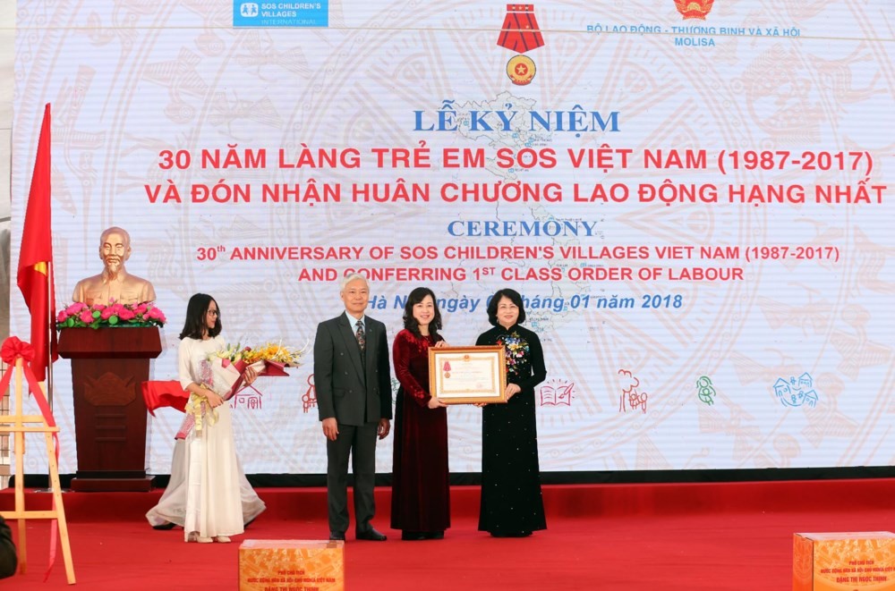 國家副主席鄧氏玉盛代表黨和國家授予越南SOS少兒收容所一等勞動勳章。