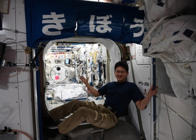 日本宇航員金井在太空３週長高２釐米。（圖源：Twitter）
