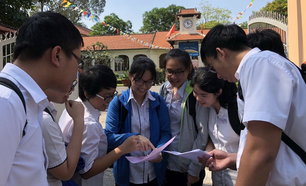 10名華人子弟很高興都能做完國家級優秀生高考華文科的試題。