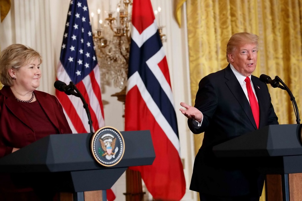 美國總統特朗普（右）和挪威首相索爾貝格舉行聯合記者會。（圖源：新華網）