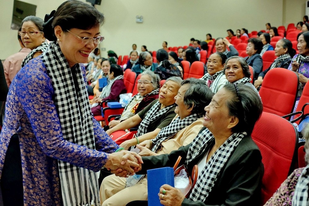 市人民議會主席阮氏決心與各位女退伍軍人親切交談。