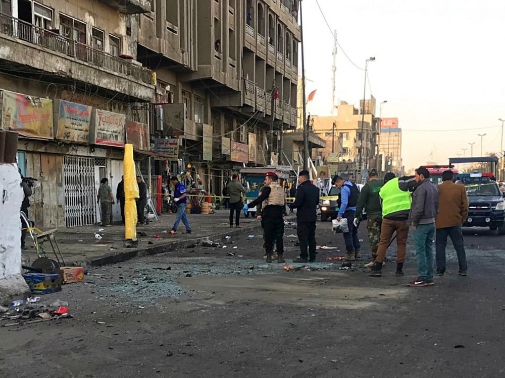 自殺式炸彈襲擊發生後，當局人員在現場清理。（圖源：AP）
