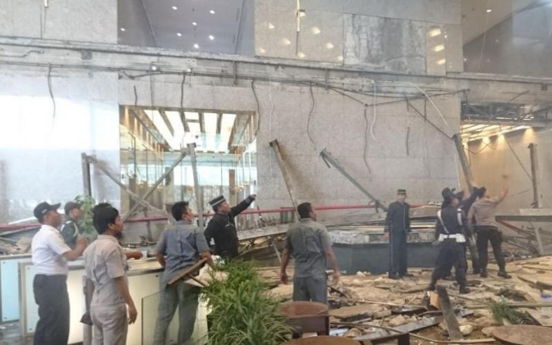 印尼證券交易所的員工及保安人員在檢查底層大廳破損情況。 （圖源：路透社）