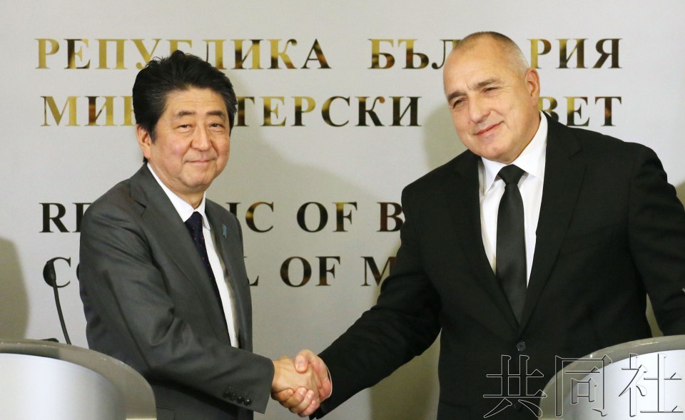 日本首相安倍晉三(左)和保加利亞總理鮑里索夫在會談上握手。（圖源：共同社）