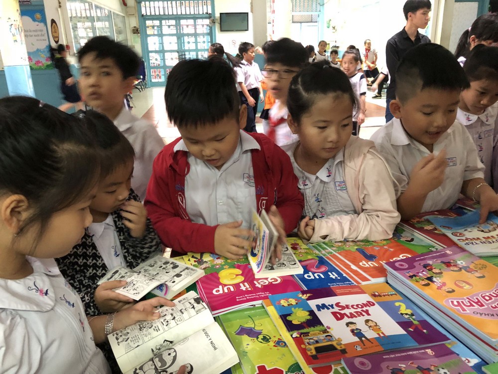 明道小學配合南方教育發行公司在校內舉辦閱讀盛會，讓小學生免費閱讀書籍，培養閱讀的興趣。