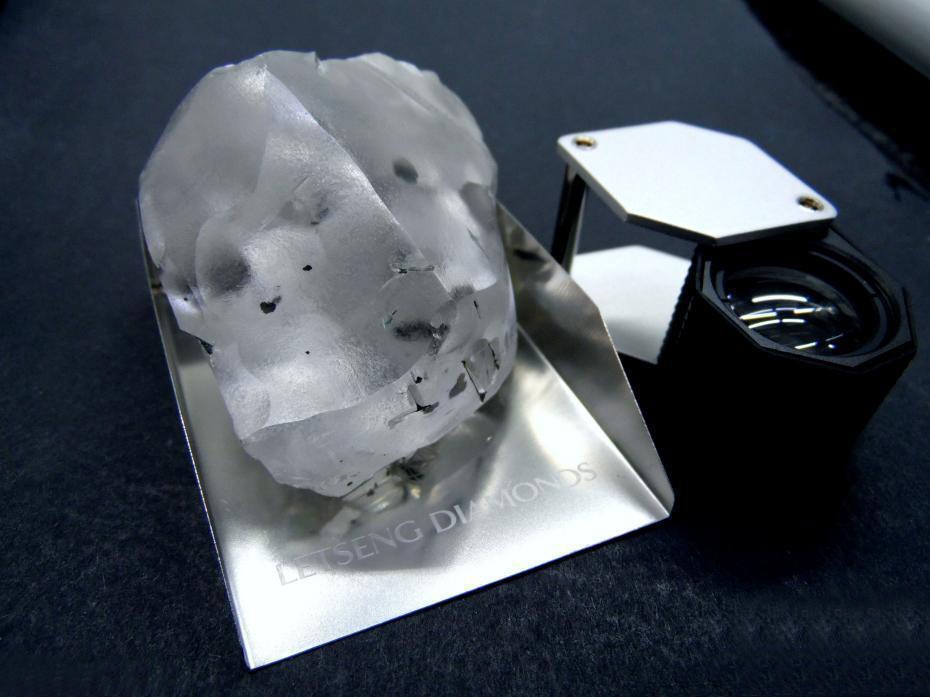 重達910克拉D色澤IIa型的鑽石，相當於2顆高爾夫球大小。（圖源：互聯網）