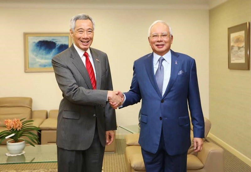 新加坡總理李顯龍(左)與馬來西亞總理納吉布16日在新加坡舉辦的第八屆新加坡-馬來西亞首腦非正式會議。（圖源：納吉布臉書）