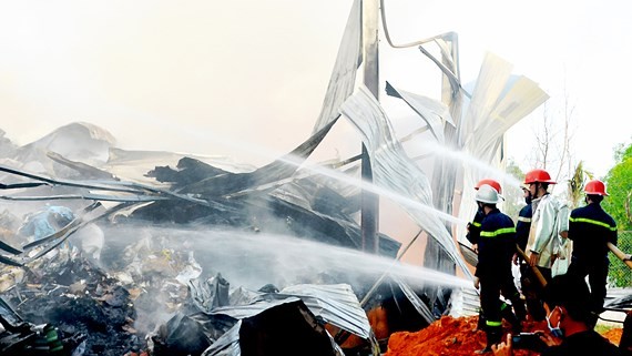 市消防警察在第九郡隆長坊的廢料場救火。
