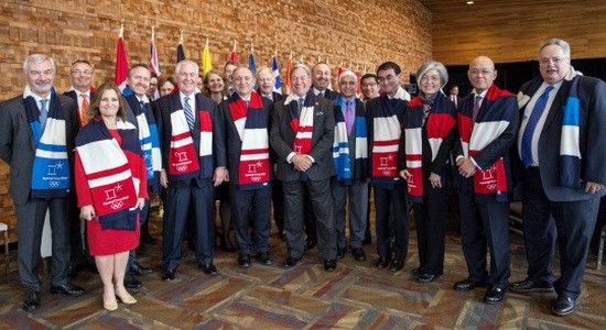 二十國外長在溫哥華外長會議結束後披上平昌冬奧會圍巾合影留念。（圖源：韓聯社）