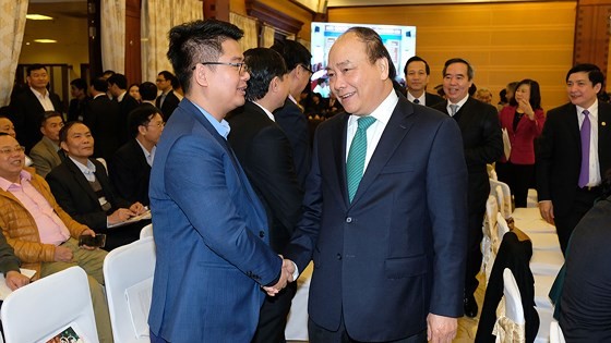 政府總理阮春福與代表交談。（圖源：VGP）
