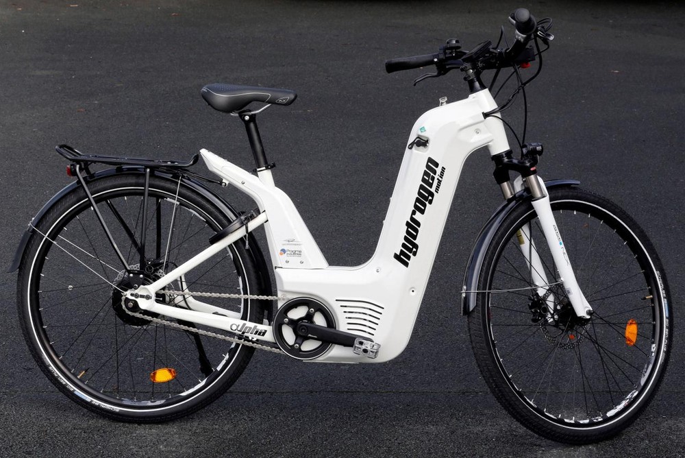法國Pragma Industries公司在比亞里茨展出一款名為“阿爾法”的自行車，該車使用氫氣作為電池燃料。（圖源：路透社）