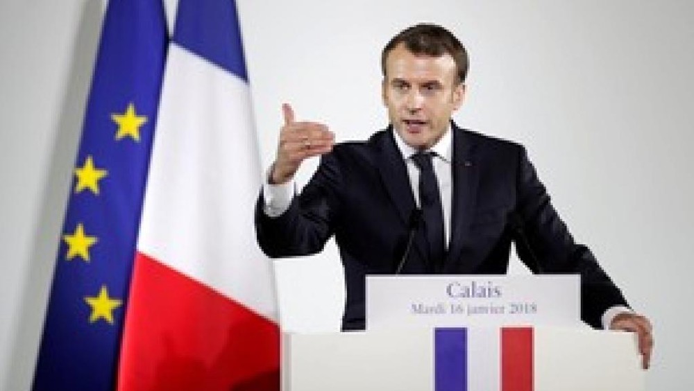 法國總統馬克龍在加萊發表講話。（圖源：路透社）