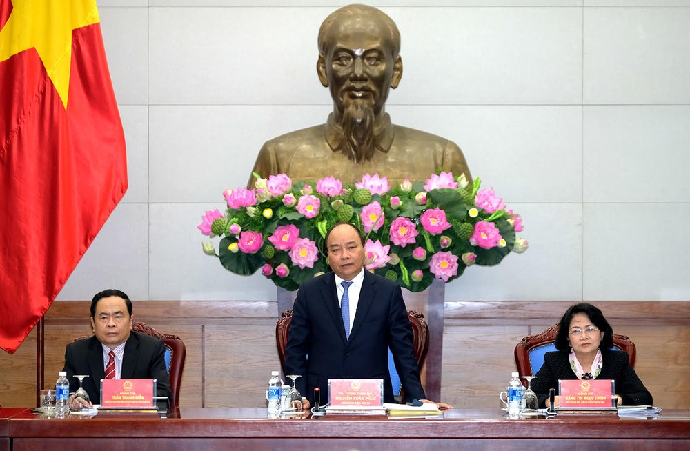 政府總理阮春福(中)在會議上發表講話。（圖源：光孝）